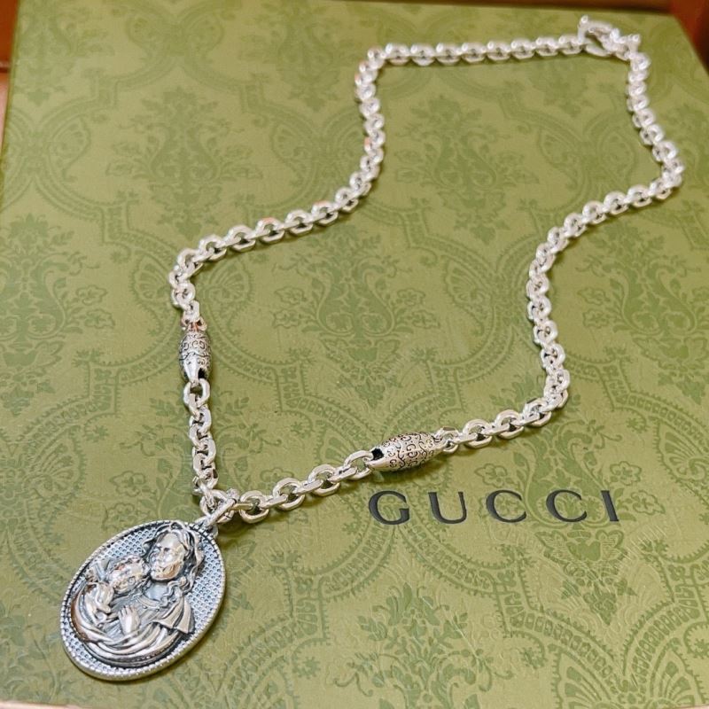 G*u*i necklaces